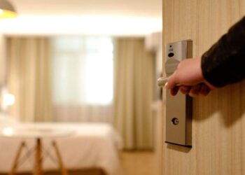 Економіка: Садовий закликав не поселятись у тих львівських готелях, які видають зарплату в конвертах