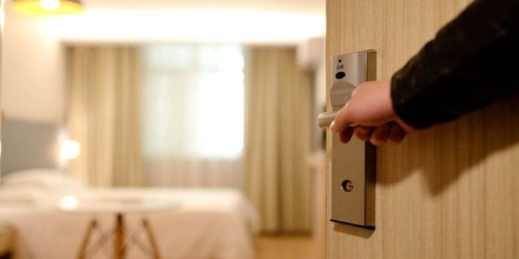 Економіка: Садовий закликав не поселятись у тих львівських готелях, які видають зарплату в конвертах