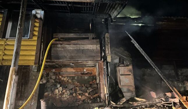 Вогнеборці розповіли про пожежу, яку гасили вночі у селі — Закарпаття