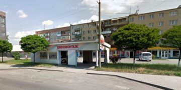 Громаді Ужгорода через суд повернули привласнену колишнім депутатом автобусну зупинку