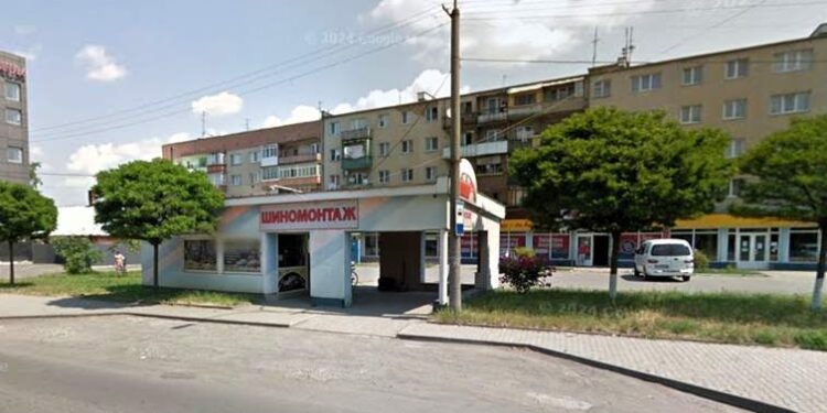 Громаді Ужгорода через суд повернули привласнену колишнім депутатом автобусну зупинку