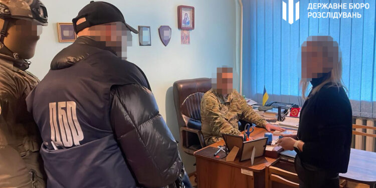 Інструктор Мукачівського ТЦК за гроші організовував втечі призовників і військових (ФОТО)