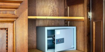 Як вибрати сейф для дому типи, рівень захисту та поради з встановлення