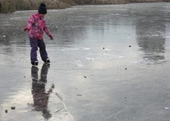 Кататися заборонено: Ужгородська міськрада запровадила жорсткі обмеження на вихід та риболовлю на лід на всіх міських водоймах –