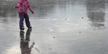 Кататися заборонено: Ужгородська міськрада запровадила жорсткі обмеження на вихід та риболовлю на лід на всіх міських водоймах –