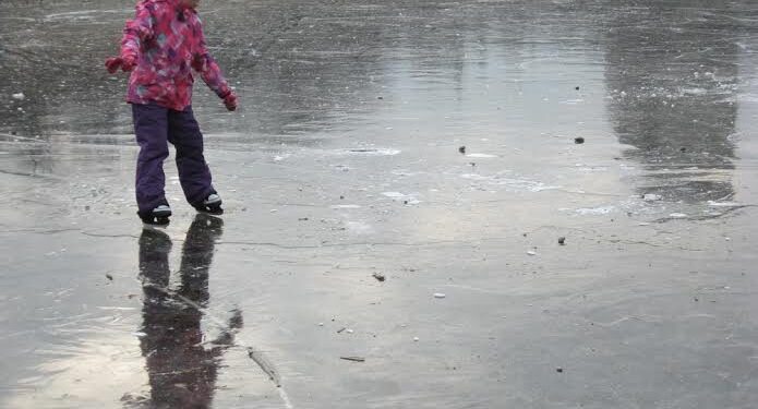 Кататися заборонено: Ужгородська міськрада запровадила жорсткі обмеження на вихід та риболовлю на лід на всіх міських водоймах –