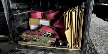 Контрабанда для вейпів: у вантажівці на КПП «Ужгород» знайшли 600 упаковок рідини для електронних сигарет –