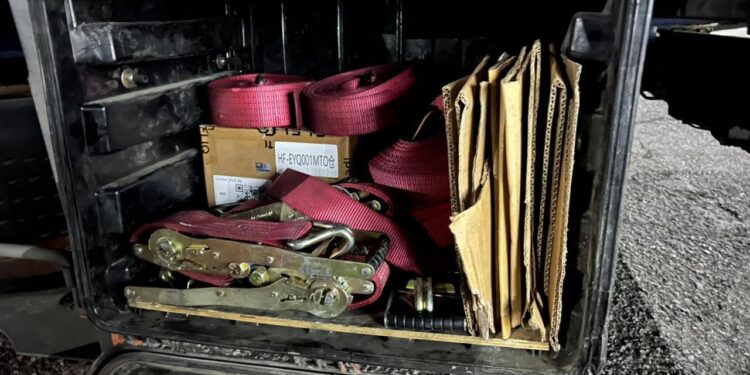 Контрабанда для вейпів: у вантажівці на КПП «Ужгород» знайшли 600 упаковок рідини для електронних сигарет –