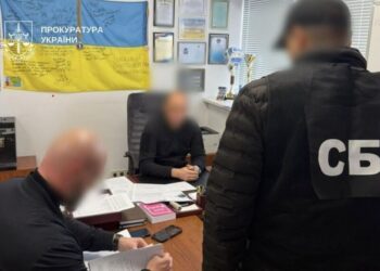 Митників Києва підозрюють у корупції на розмитненні авто зі США. Опубліковане відео передавання хабаря