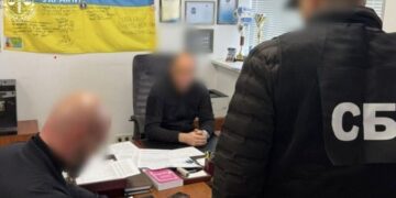 Митників Києва підозрюють у корупції на розмитненні авто зі США. Опубліковане відео передавання хабаря