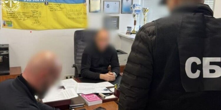 Митників Києва підозрюють у корупції на розмитненні авто зі США. Опубліковане відео передавання хабаря