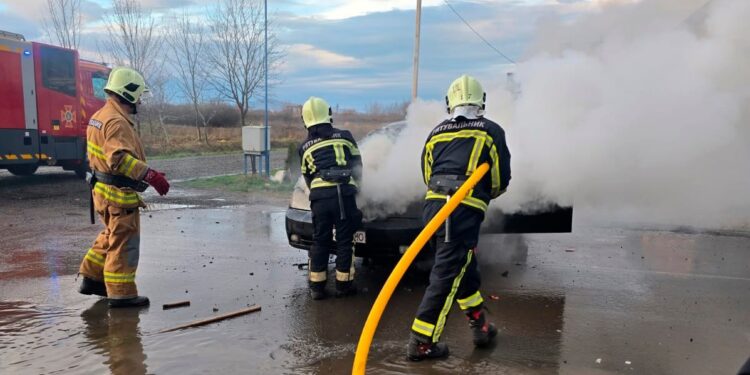 На Берегівщині авто загорілося просто під час руху (ФОТО)