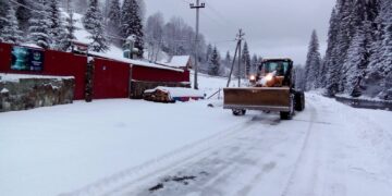 На гірських дорогах Закарпаття рух ускладнений через сильний снігопад (ФОТО)