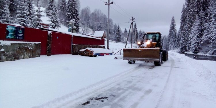 На гірських дорогах Закарпаття рух ускладнений через сильний снігопад (ФОТО)