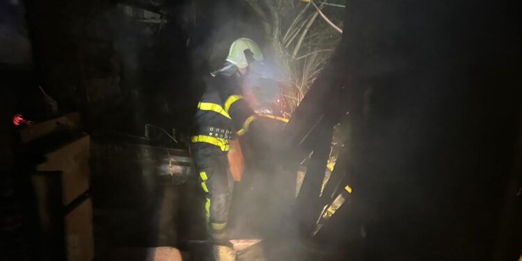 На Міжгірщині рятувальники зупинили пожежу за кілька метрів від будинку (ФОТО)