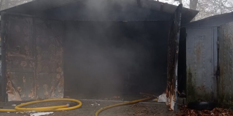 На Мукачівщині рятувальники загасили пожежу в гаражі (ФОТО)