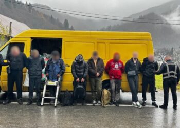 На Рахівщині викрили групу переправників, які ховали ухилянтів під будматеріалами в мікроавтобусі (ФОТО)