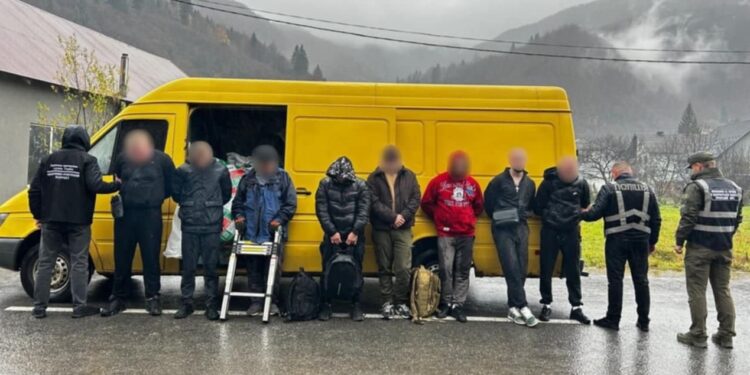 На Рахівщині викрили групу переправників, які ховали ухилянтів під будматеріалами в мікроавтобусі (ФОТО)