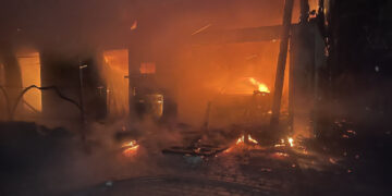 На Тячівщині вогнеборці ліквідували масштабну пожежу, в якій згорів гараж та авто (ФОТО) –