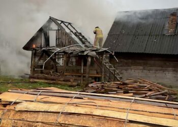 На Тячівщині вогнеборці врятували будинок багатодітної родини (ФОТО)