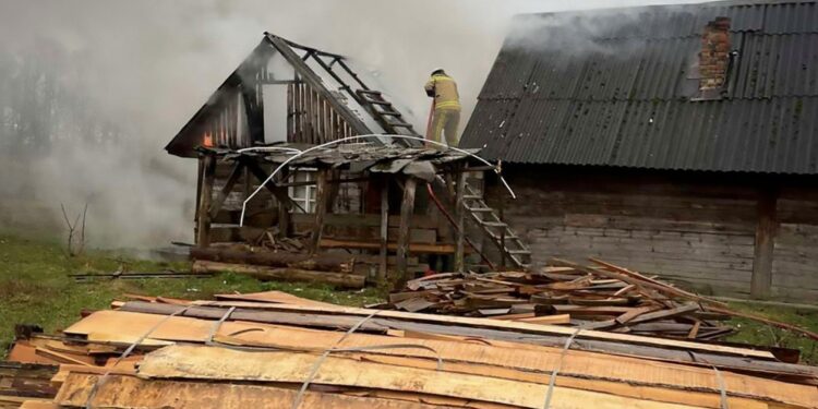 На Тячівщині вогнеборці врятували будинок багатодітної родини (ФОТО)