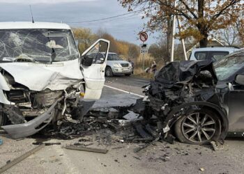На в’їзді у село Гать зіткнулися легковик і мікроавтобус (ФОТО)