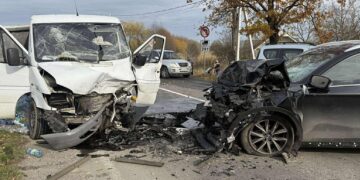 На в’їзді у село Гать зіткнулися легковик і мікроавтобус (ФОТО)