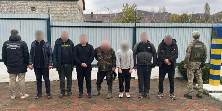 На Закарпатті прикордонники затримали дві групи ухилянтів, яких вів «провідник» (ФОТО)