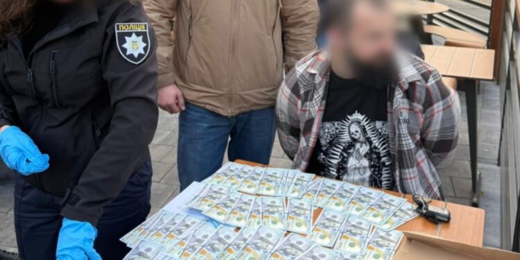 На Закарпатті викрили офіцера Міноборони, який заробляв на незаконному переправленні військовозобов’язаних (ФОТО)