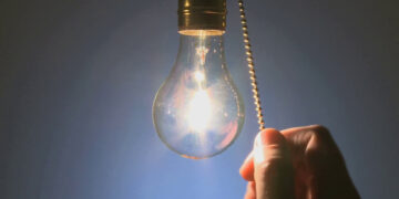 На Закарпатті запроваджено погодинні відключення електроенергії через масовану атаку на енергосистему України