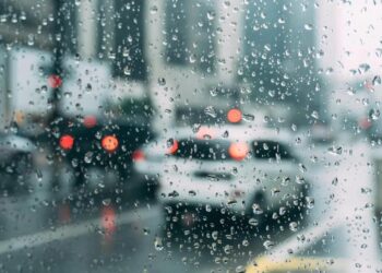 Перший рівень небезпечності: В ОВА закликають водіїв бути пильними через ризик збоїв у роботі транспорту та зв’язку –