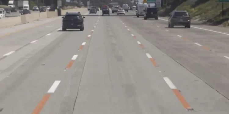 Помаранчеві смуги на дорогах: що означає нова розмітка в США? – Автоновини