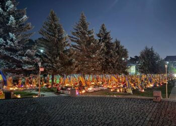 Сотні вогнів пам’яті: в Ужгороді на Пагорбі Слави вшанували полеглих Героїв (ФОТО) –