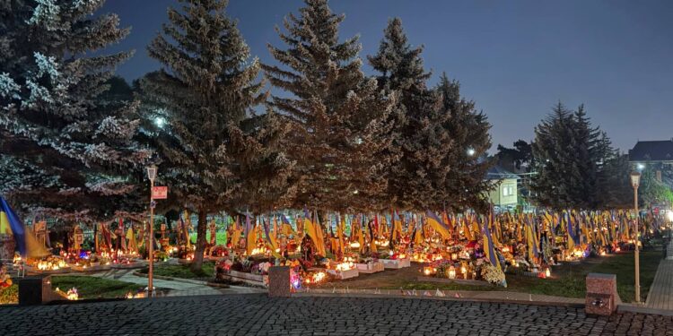 Сотні вогнів пам’яті: в Ужгороді на Пагорбі Слави вшанували полеглих Героїв (ФОТО) –