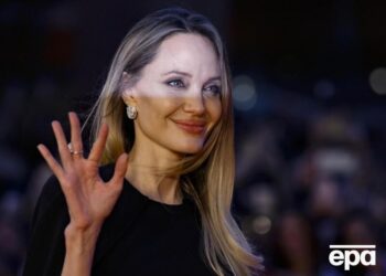 У мережі обговорюють відео, як Джолі “звільняла” українського охоронця з ТЦК