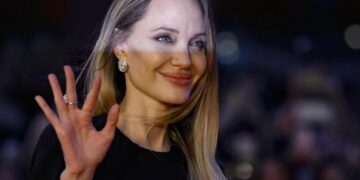 У мережі обговорюють відео, як Джолі “звільняла” українського охоронця з ТЦК