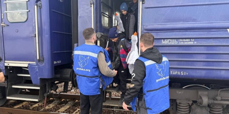 У Мукачеві зустріли евакуйовану родину із Запорізької області (ФОТО)