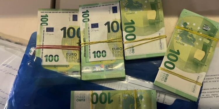 Ужгородські митники вилучили незадекларовані 20 тис. євро у харків’янина (ФОТО)