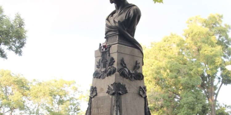 В Одесі сховали пам’ятник Пушкіну. Фото