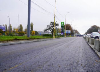 В Ужгороді триває капремонт вулиці Карпатської України: водіїв просять бути уважними у зв&apos;язку із перекриттям лівої смуги