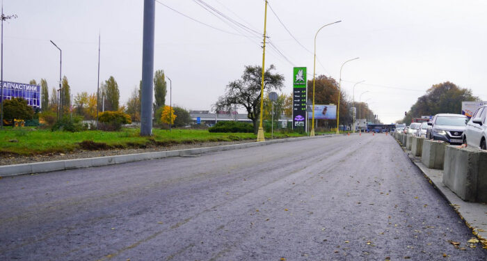 В Ужгороді триває капремонт вулиці Карпатської України: водіїв просять бути уважними у зв&apos;язку із перекриттям лівої смуги
