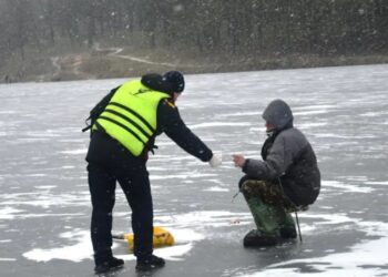 В Ужгороді заборонили катання та риболовлю на замерзлих водоймах
