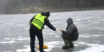 В Ужгороді заборонили катання та риболовлю на замерзлих водоймах