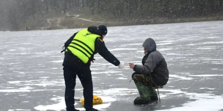 В Ужгороді заборонили катання та риболовлю на замерзлих водоймах