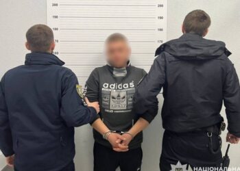 В Ужгороді затримали чоловіка, який побив охоронця магазину до втрати свідомості (ФОТО)