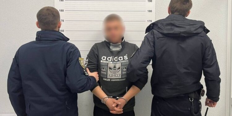 В Ужгороді затримали чоловіка, який побив охоронця магазину до втрати свідомості (ФОТО)