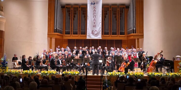 Закарпатський народний хор взяв участь у ювілейних урочистостях Українського народного хору “Карпати” в Словаччині (ФОТО)