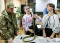 Замість теорії: студенти Закарпаття вчилися розбирати автомат під керівництвом ветеранів (ФОТО) –