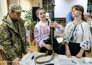 Замість теорії: студенти Закарпаття вчилися розбирати автомат під керівництвом ветеранів (ФОТО) –