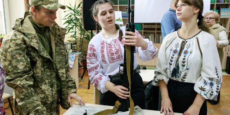 Замість теорії: студенти Закарпаття вчилися розбирати автомат під керівництвом ветеранів (ФОТО) –